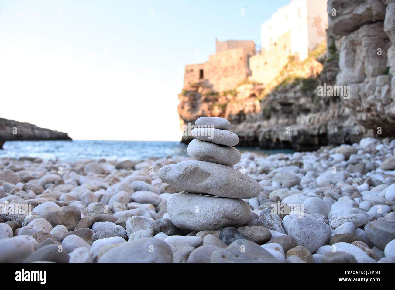 Apilado piedras Zen, Polignano a Mare, Puglia, Italia Foto de stock