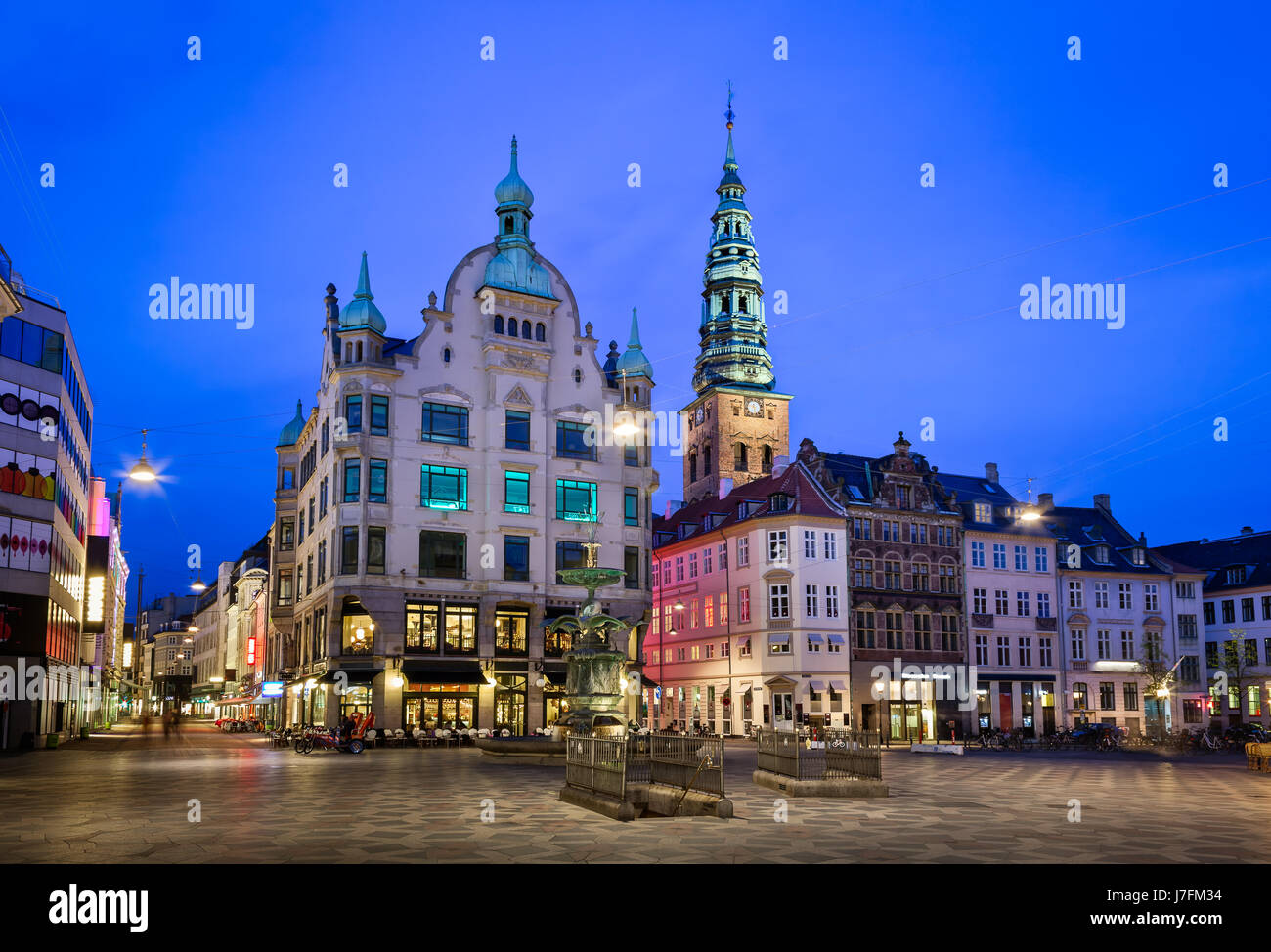 Plaza de Amagertorv y Stork fuente situada en el casco antiguo de la ciudad de Copenhague, Dinamarca Foto de stock