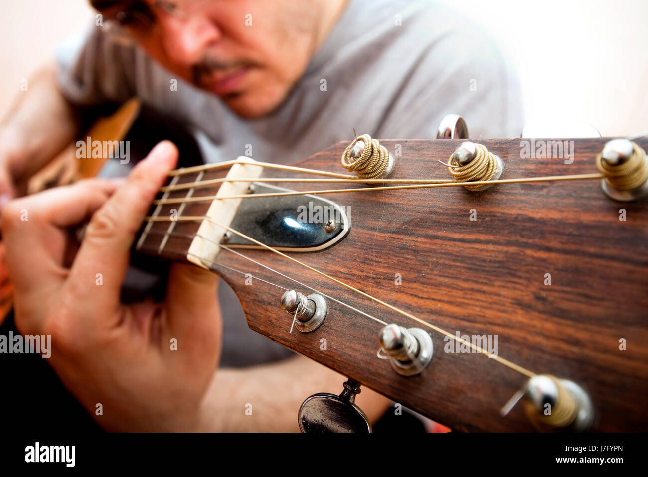 Cadena musical música de guitarra acústica packthreads medir método  instrumento Fotografía de stock - Alamy