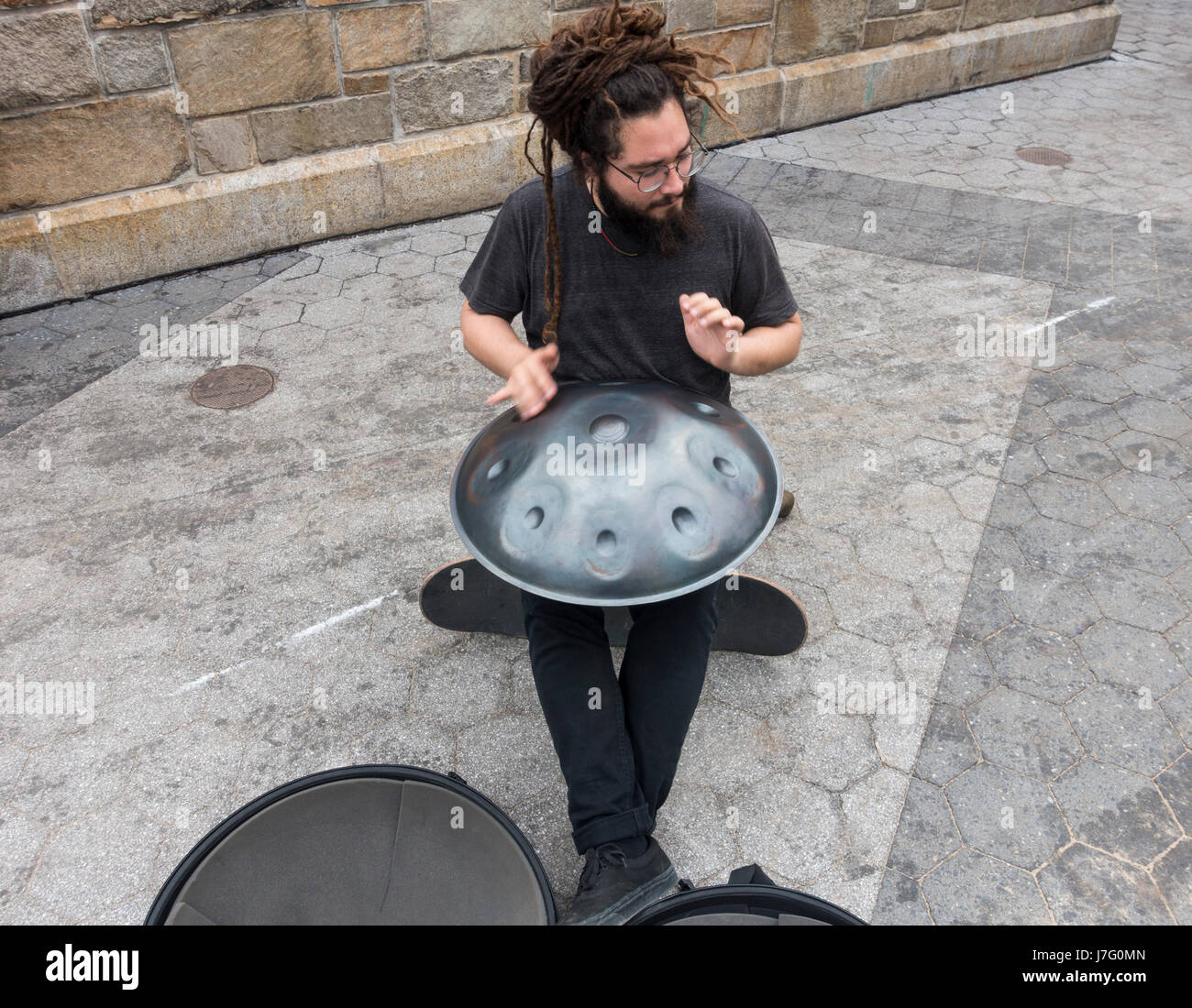 Un Handpan siendo jugado por un joven barbudo busker masculino en Union  Square NYC. Este instrumento musical, también llamado un hang, se hace en  Suiza Fotografía de stock - Alamy
