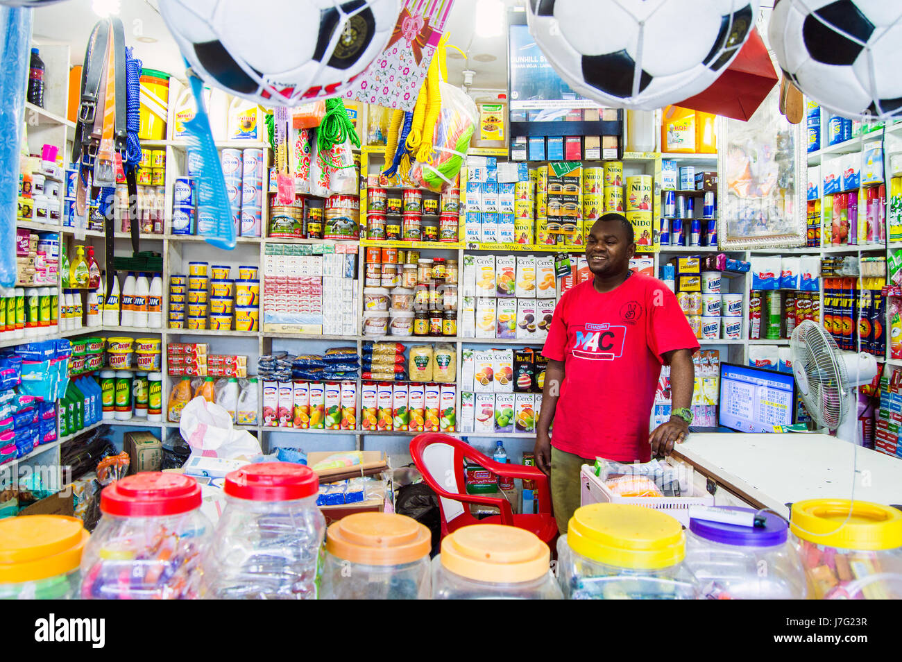 Pequeña tienda de comestibles en Namanga, parte posterior de Oyster Bay, Dar es Salaam, Tanzania Foto de stock