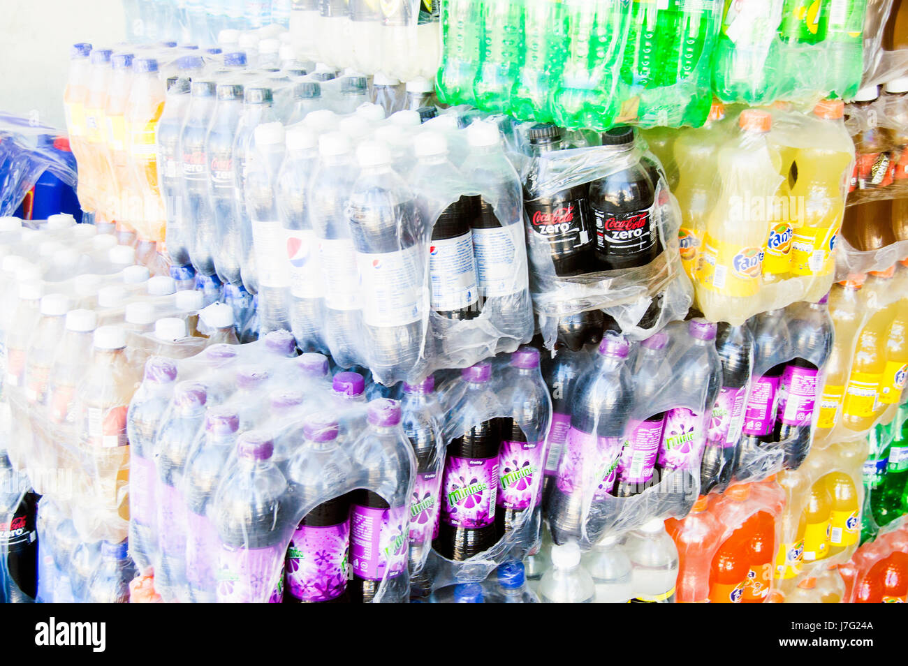 Botellas de refrescos en la tienda, Namanga, parte posterior de Oyster Bay, Dar es Salaam, Tanzania Foto de stock