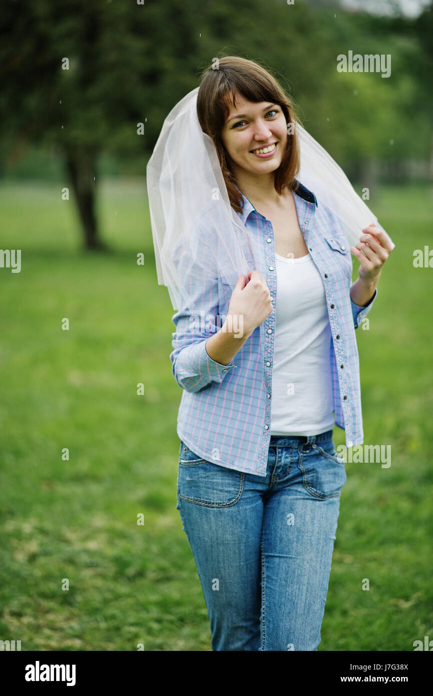 Retrato de niña morena en camisa a cuadros, jeans y un velo en la despedida  de soltera Fotografía de stock - Alamy