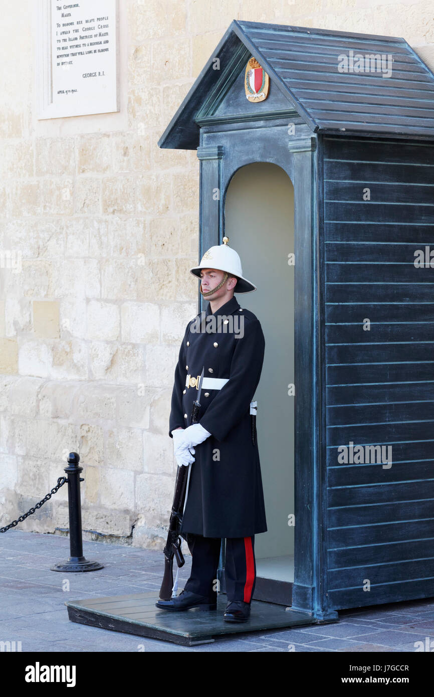 Protector con un casco blanco delante del palacio presidencial, ex Grand Palace, Valletta, Malta Foto de stock