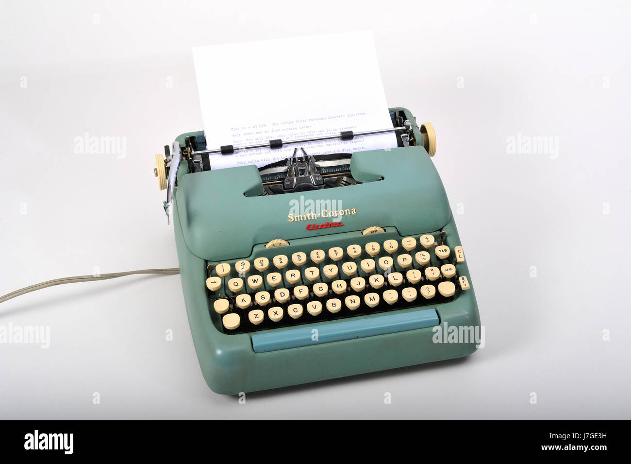 1950 Smith Corona máquina de escribir eléctrica. Este modelo fue la primera  máquina de escribir eléctrica aunque todavía tenía un retorno manual  Fotografía de stock - Alamy