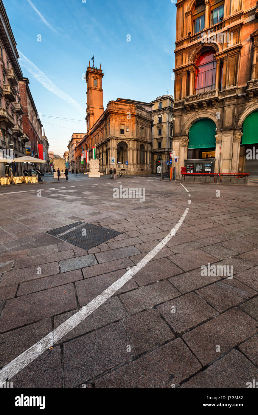 Piazza del Duomo y la Via dei Mercanti en la mañana, Milan, Italia. Foto de stock