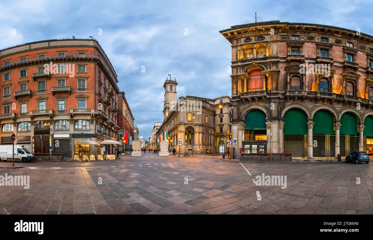 Piazza del Duomo y la Via dei Mercanti en la mañana, Milan, Italia. Foto de stock