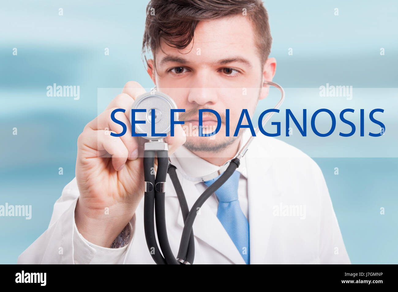 Doctor pulsando con el estetoscopio en la pantalla virtual para  autodiagnóstico Fotografía de stock - Alamy