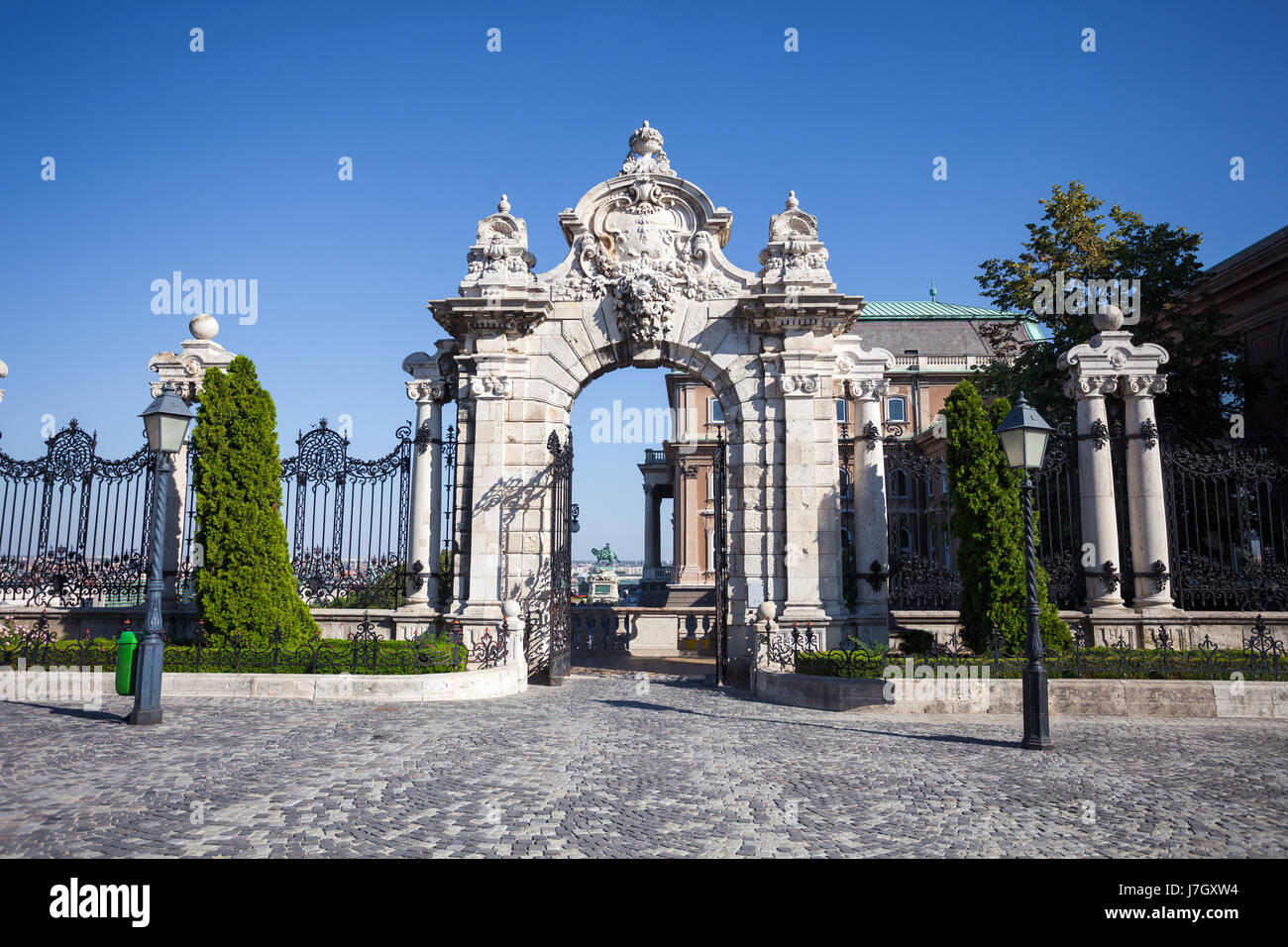 Puerta de Hierro antiguo e histórico del Castillo de Buda en Budapest, Hungría Foto de stock