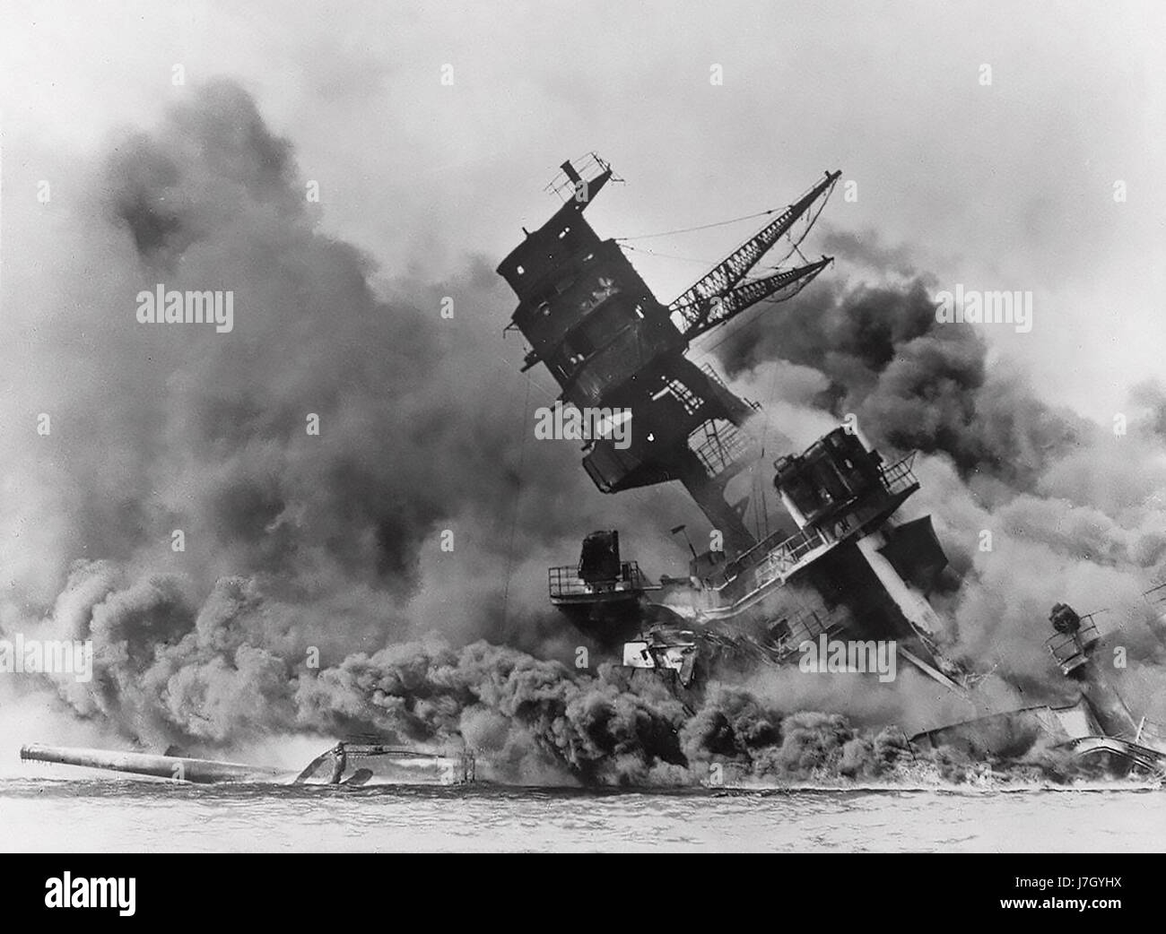 PEARL Harbor el 7 de diciembre de 1941. El USS Arizona listado y quemando después del ataque japonés. Foto de stock