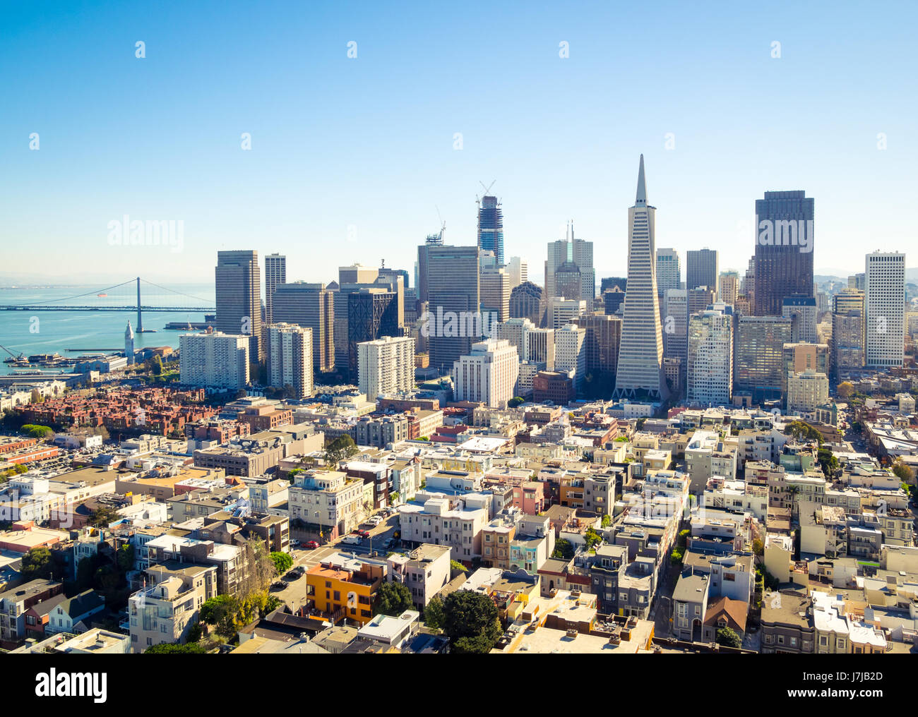 La sensacional horizonte del centro de la ciudad de San Francisco, California, visto desde la cima de la torre Coit en Telegraph Hill. Foto de stock