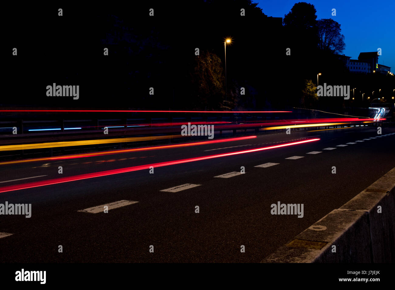 Velocidad de coloridas luces en la noche (San Sebastián, Guipúzcoa, España). Foto de stock