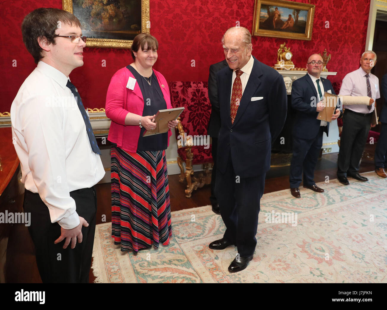 El Duque de Edimburgo celebra el Duque de Edimburgo, el premio Gold Award de presentaciones en Hillsborough Castle en Co hacia abajo. Foto de stock