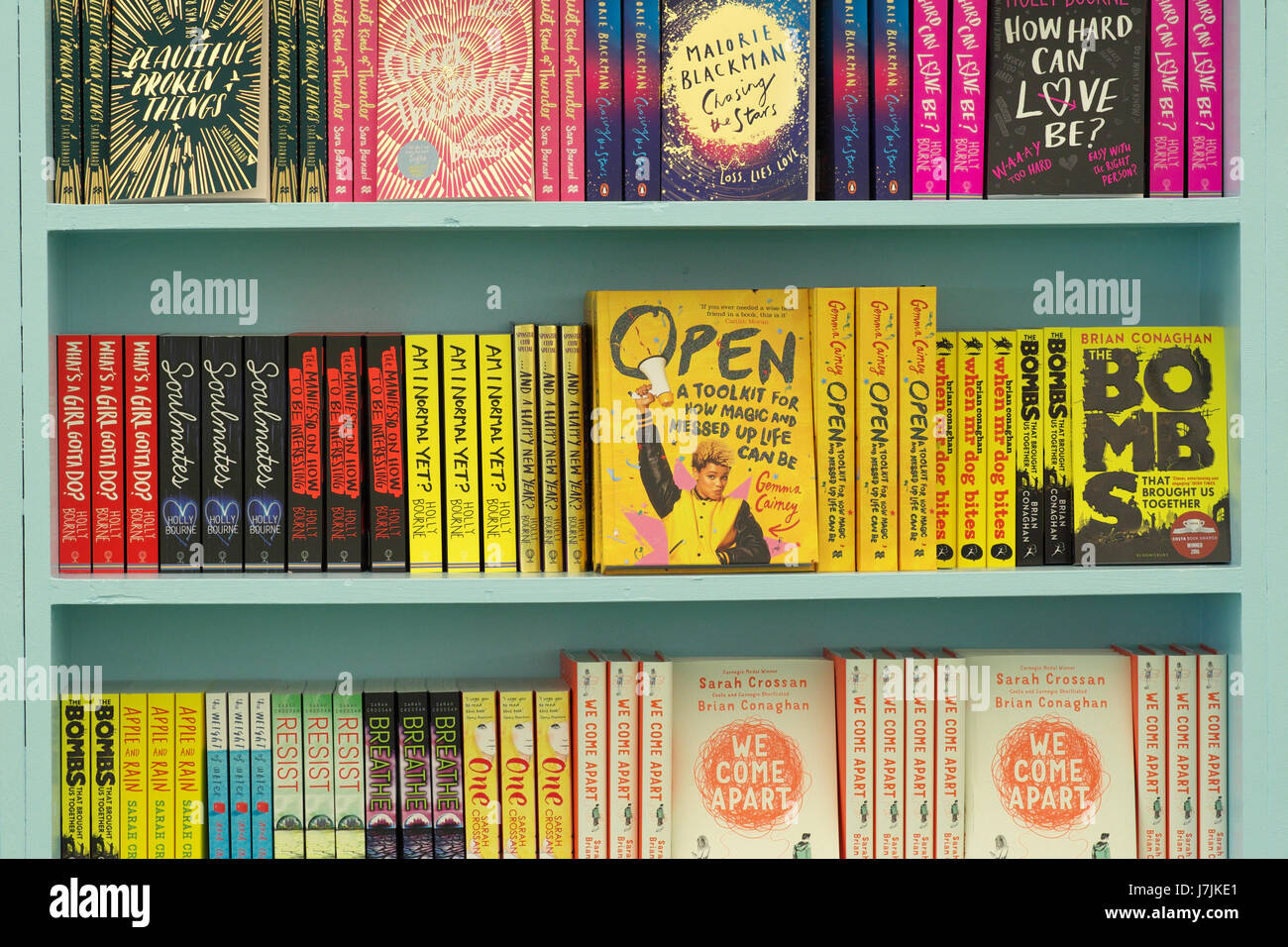Una selección de libros para niños a la venta en la librería Hay Festival Foto de stock
