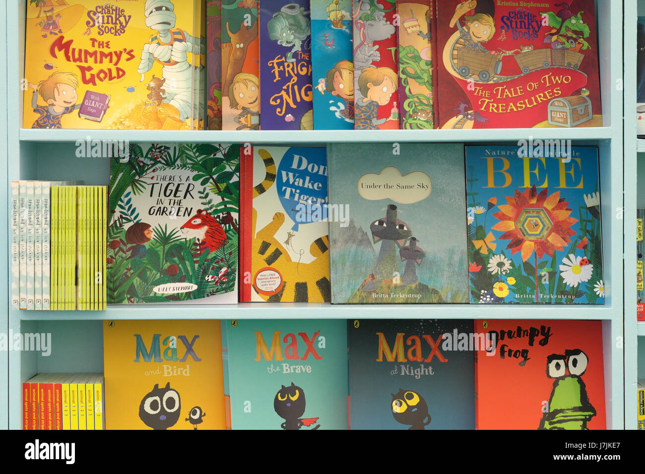 Selección de libros para niños a la venta en la librería Hay Festival Foto de stock
