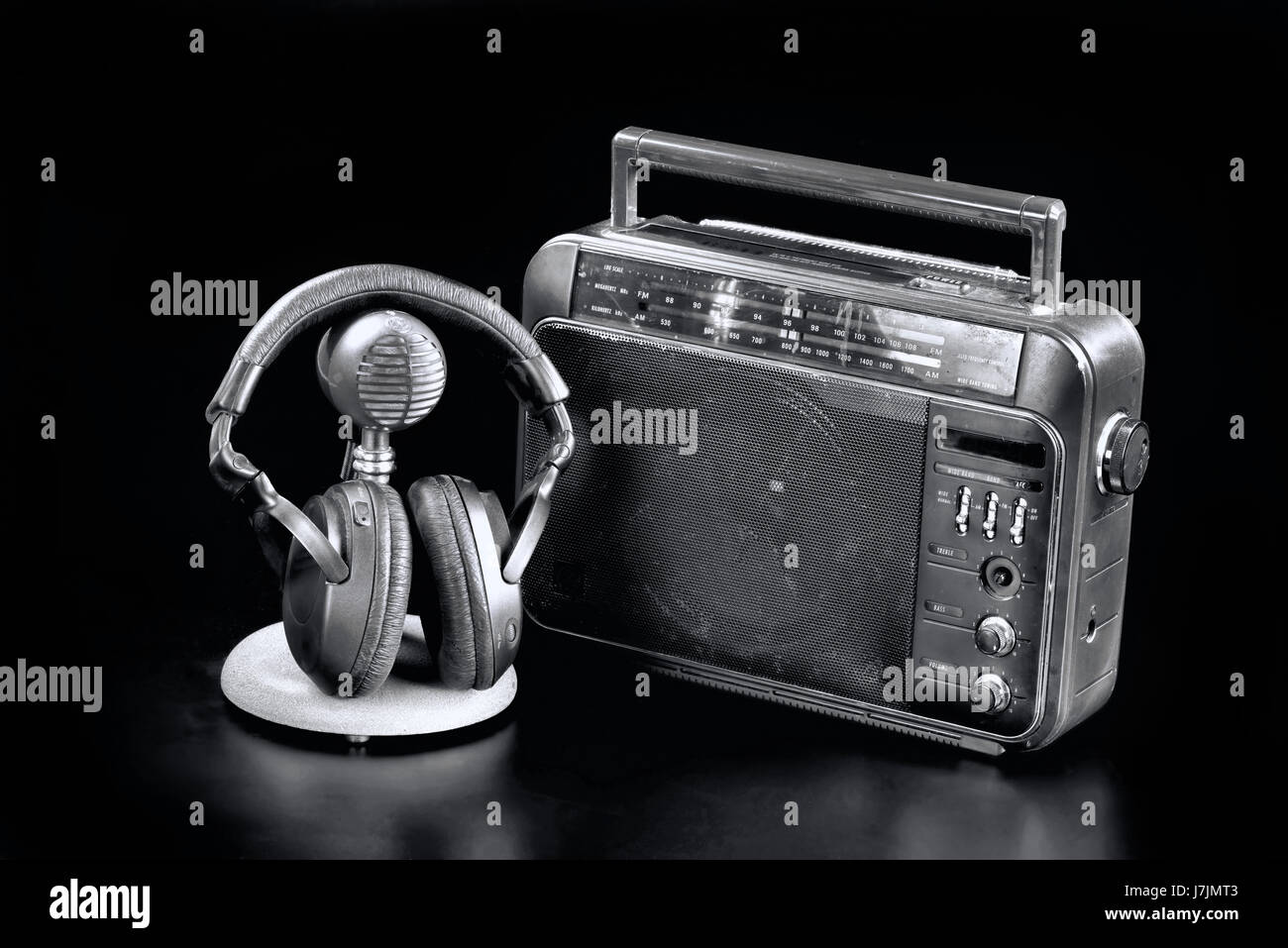 Tiempo viejo radio con auriculares y micrófono, en blanco y negro  Fotografía de stock - Alamy