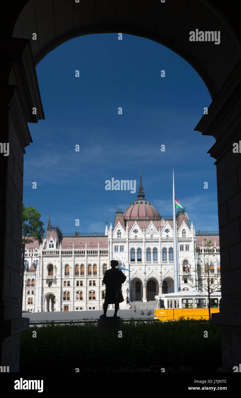 Hungría, Budapest. Edificio del Parlamento visto desde el edificio de enfrente con diferentes esculturas de seres humanos Foto de stock