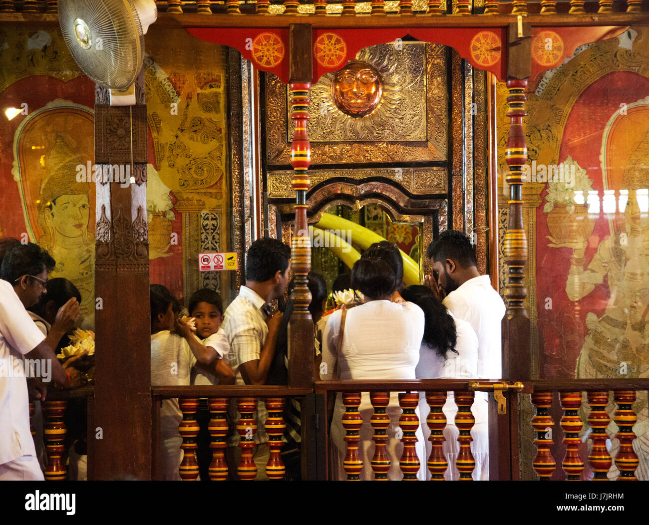 Kandy Sri Lanka Templo del Diente Sagrado en Luna Llena Navam día Poya peregrinos se reúnen fuera del santuario de dientes Foto de stock