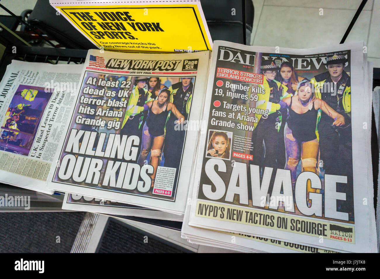 Los periódicos de Nueva York todos utilizan la misma fotografía, con diferentes cultivos, en sus portadas el martes, 23 de mayo de 2017 Informe sobre el día anterior después de un ataque terrorista Ariana Grande concierto en Manchester Arena en el Reino Unido. (© Richard B. Levine) Foto de stock