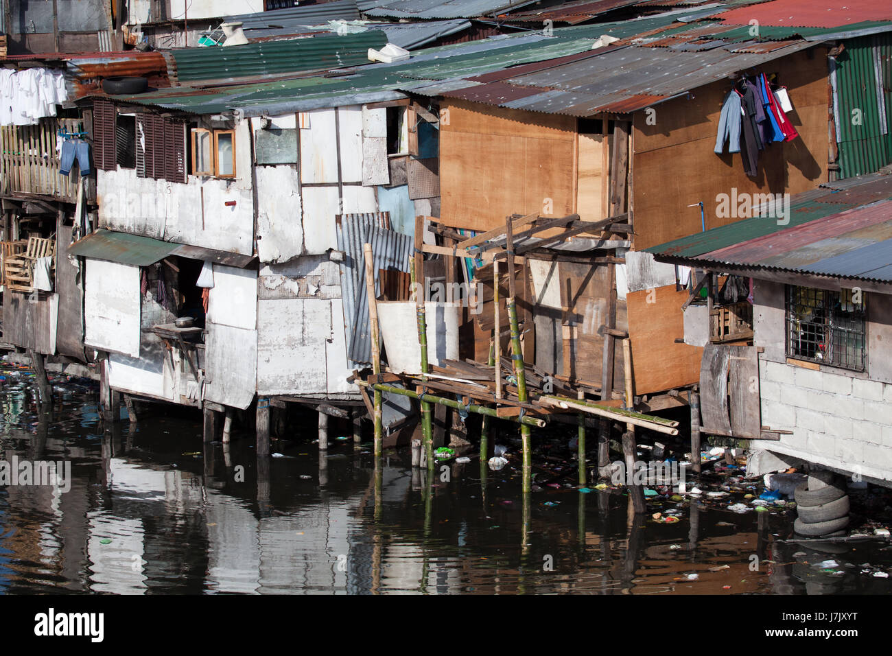 Lençol Metálico E Coberturas Ocas Casas-escuras Numa área Pobre Da Favela  Em Manila Foto de Stock - Imagem de linha, miséria: 183821898