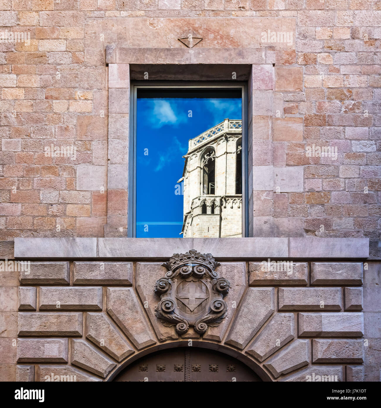 El cielo y la Catedral de la Santa Cruz, reflejo en el Palacio Reial Major, Barcelona, Cataluña, España Foto de stock