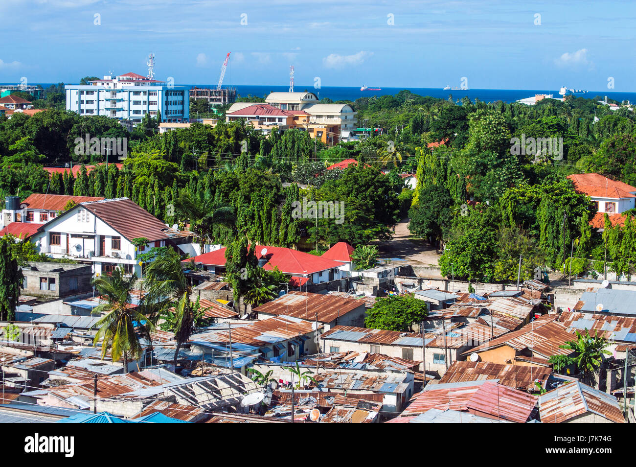 Vista aérea mirando al oriente de Coco Beach desde Namanga, parte posterior de Oyster Bay, Dar es Salaam, Tanzania Foto de stock