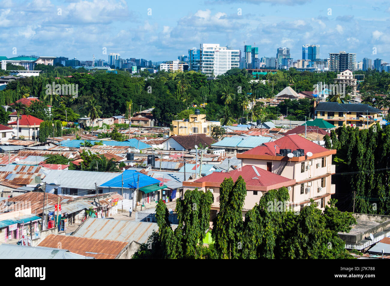 Vista aérea mirando al sureste del centro de la ciudad de Namanga cerca de Oyster Bay, Dar es Salaam, Tanzania Foto de stock