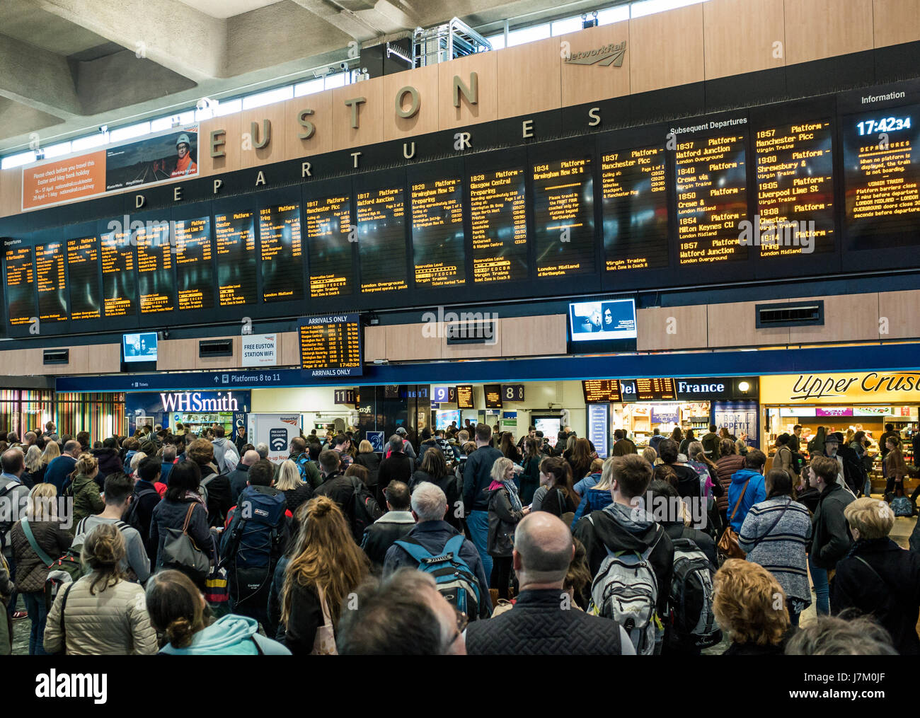Los pasajeros en London Euston Station UK Foto de stock