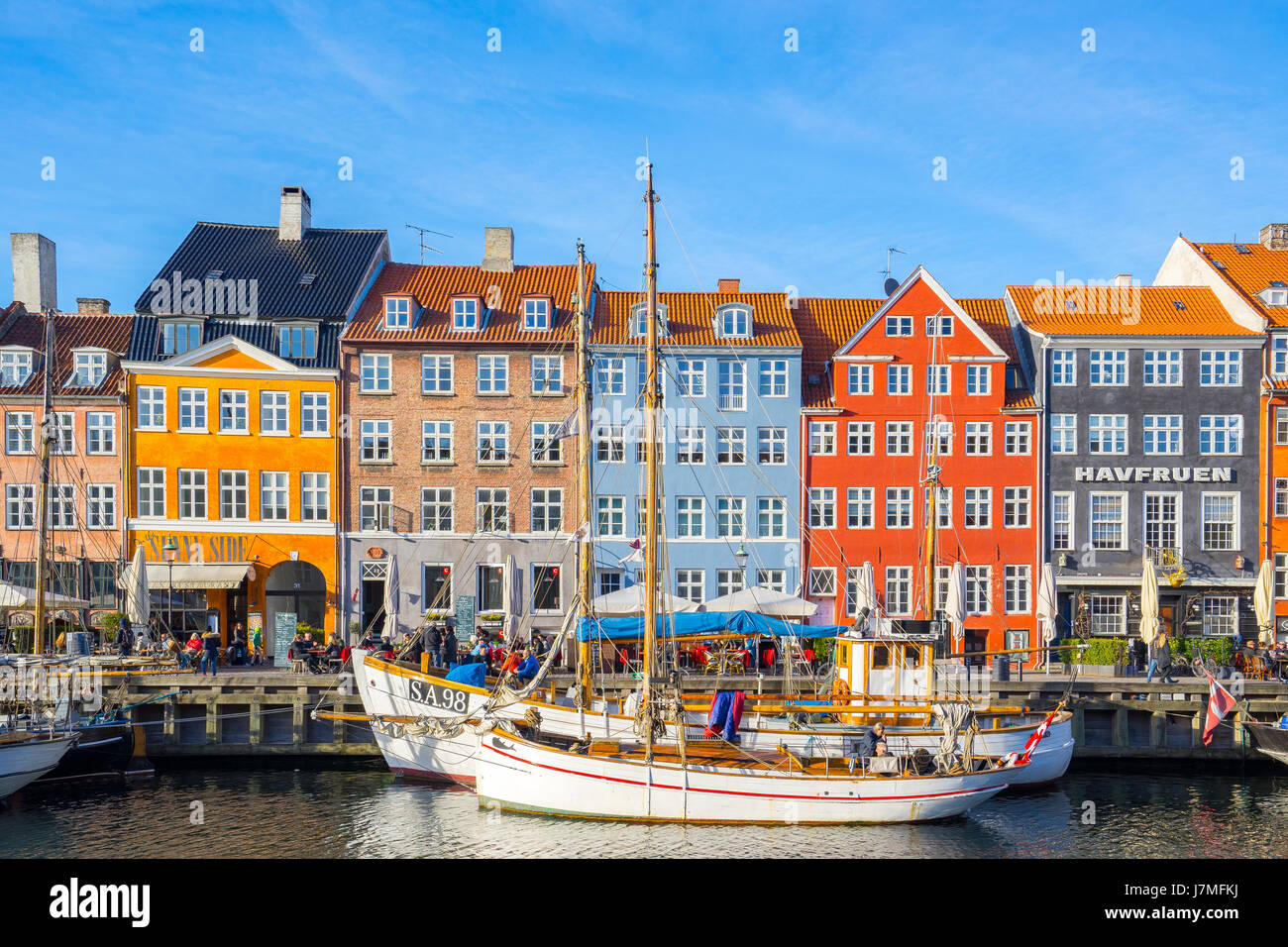 Copenhague, Dinamarca - 1 de mayo de 2017: Nyhavn es un 17th-century Waterfront, el canal y el distrito de entretenimiento en Copenhague, Dinamarca. Foto de stock