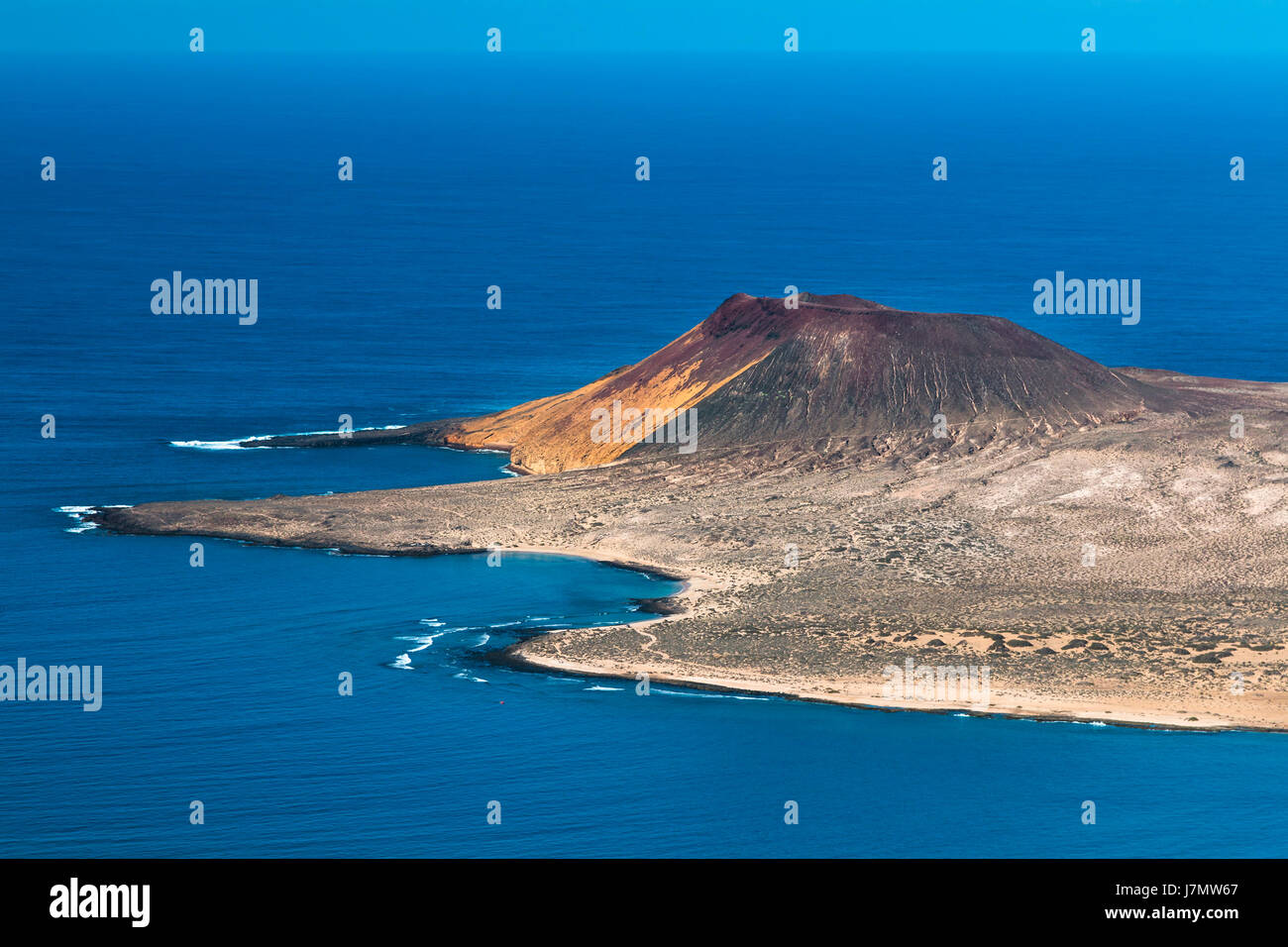 Vista desde el Mirador del Rio en Lanzarote, España a la Isla de La Graciosa con el volcán Montana Amarilla, las playas playa francesa y Playa de l Foto de stock