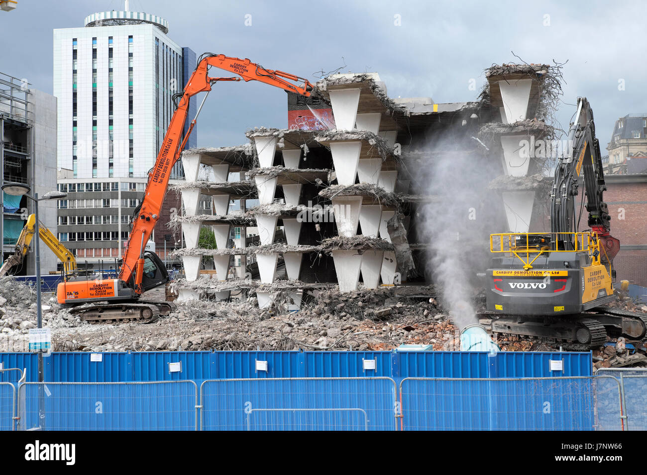 Excavador de demolición y edificios en el sitio de construcción en el aparcamiento de Wood Street cerca de la estación Central Square, Cardiff City Center, Gales Reino Unido KATHY DEWITT Foto de stock
