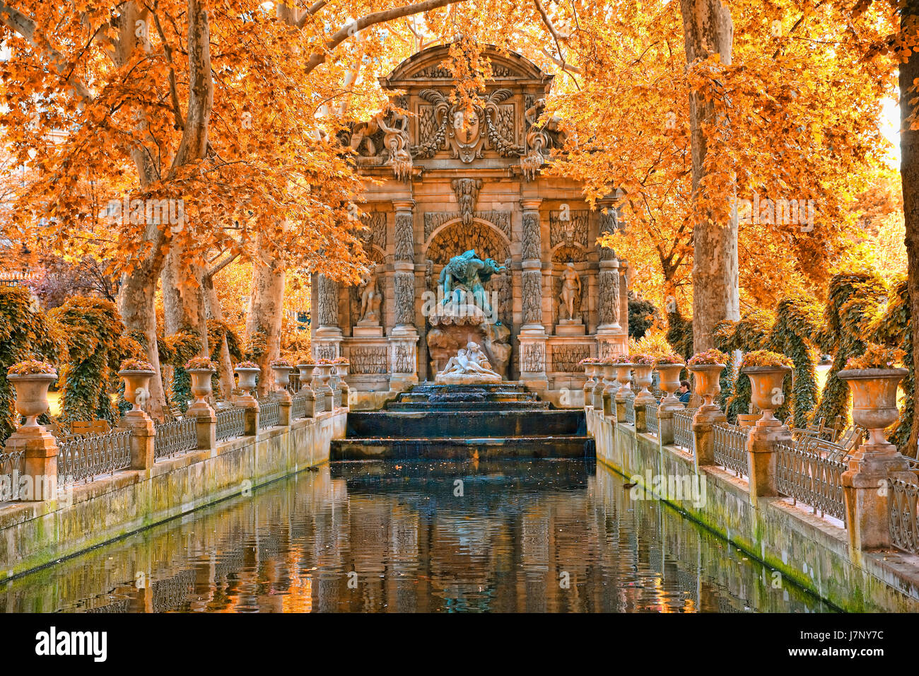 Fontaine Medicis en el Jardin du Luxembourg en París Foto de stock