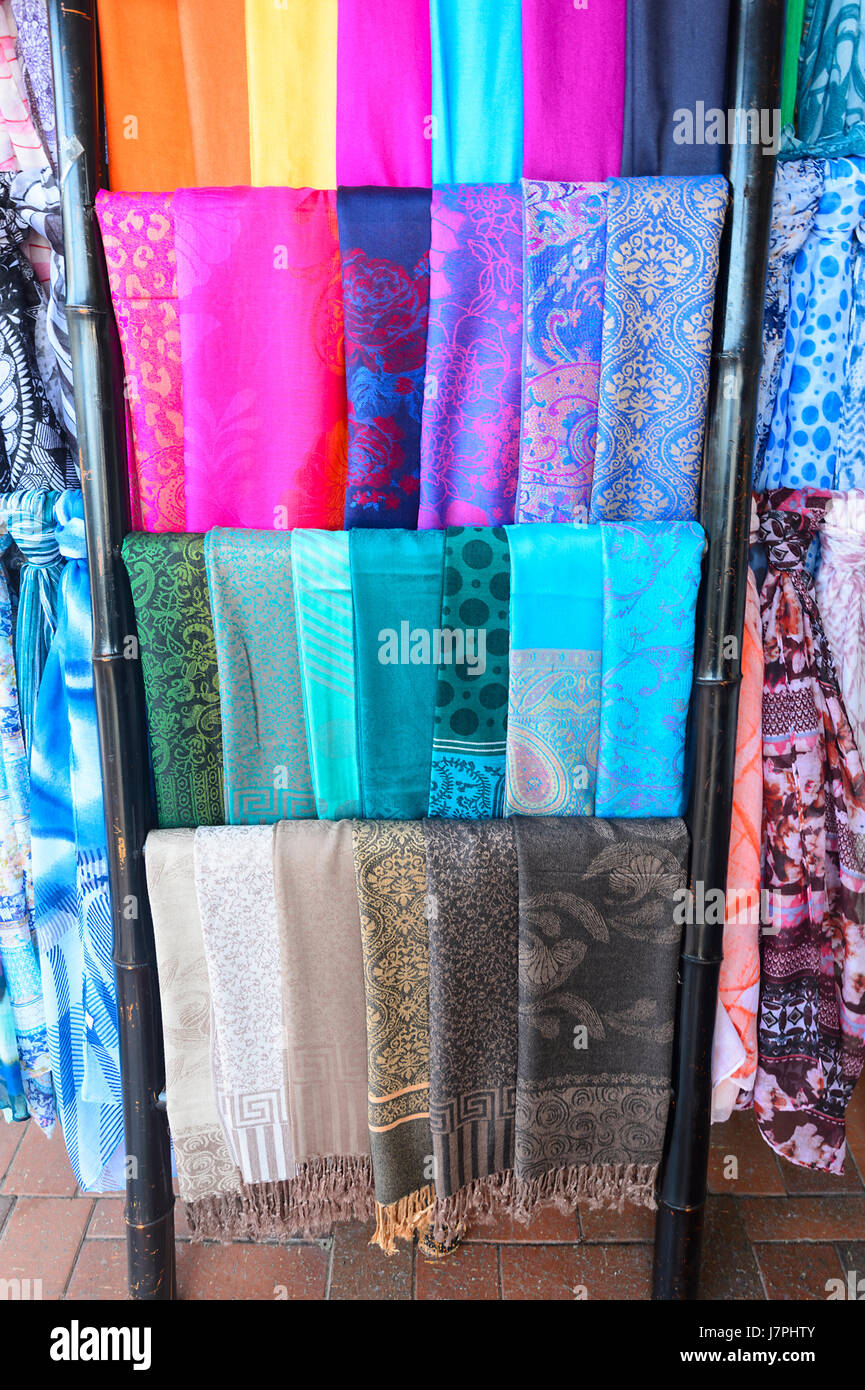 Visualización de coloridos pañuelos de seda Fotografía de stock - Alamy