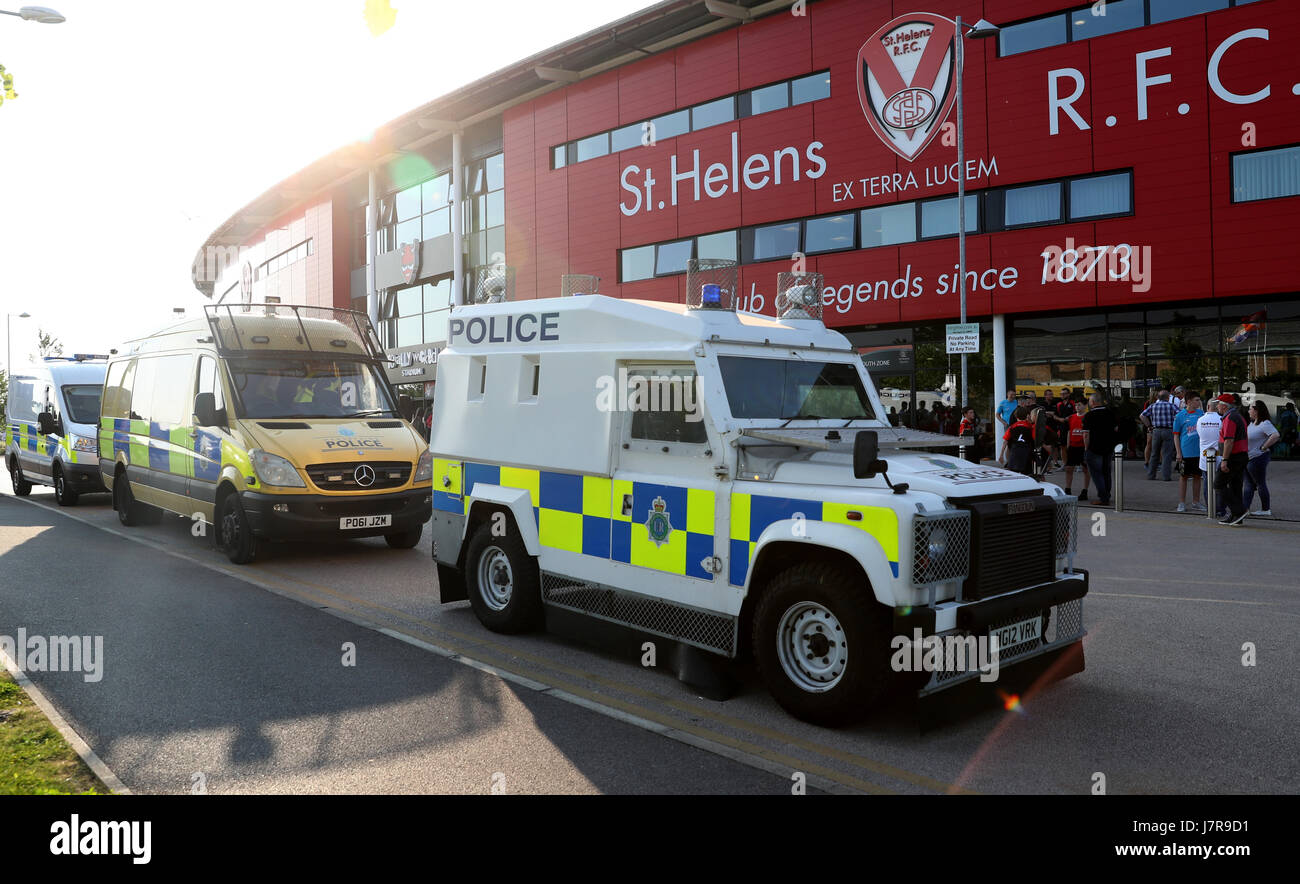 En las patrullas de la policía fuera del estadio totalmente malvados, St Helens. Foto de stock