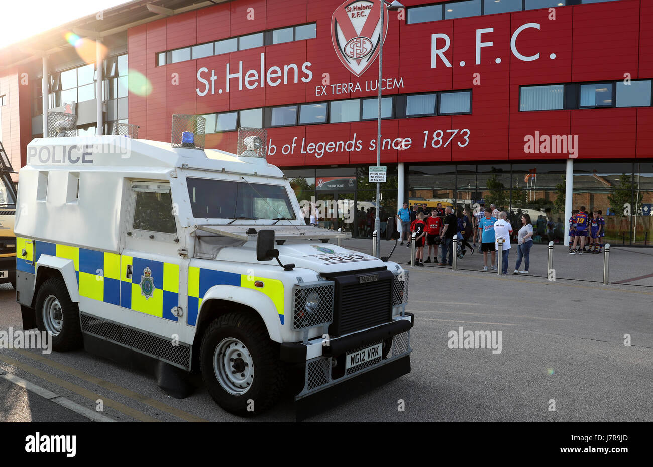 En las patrullas de la policía fuera del estadio totalmente malvados, St Helens. Foto de stock