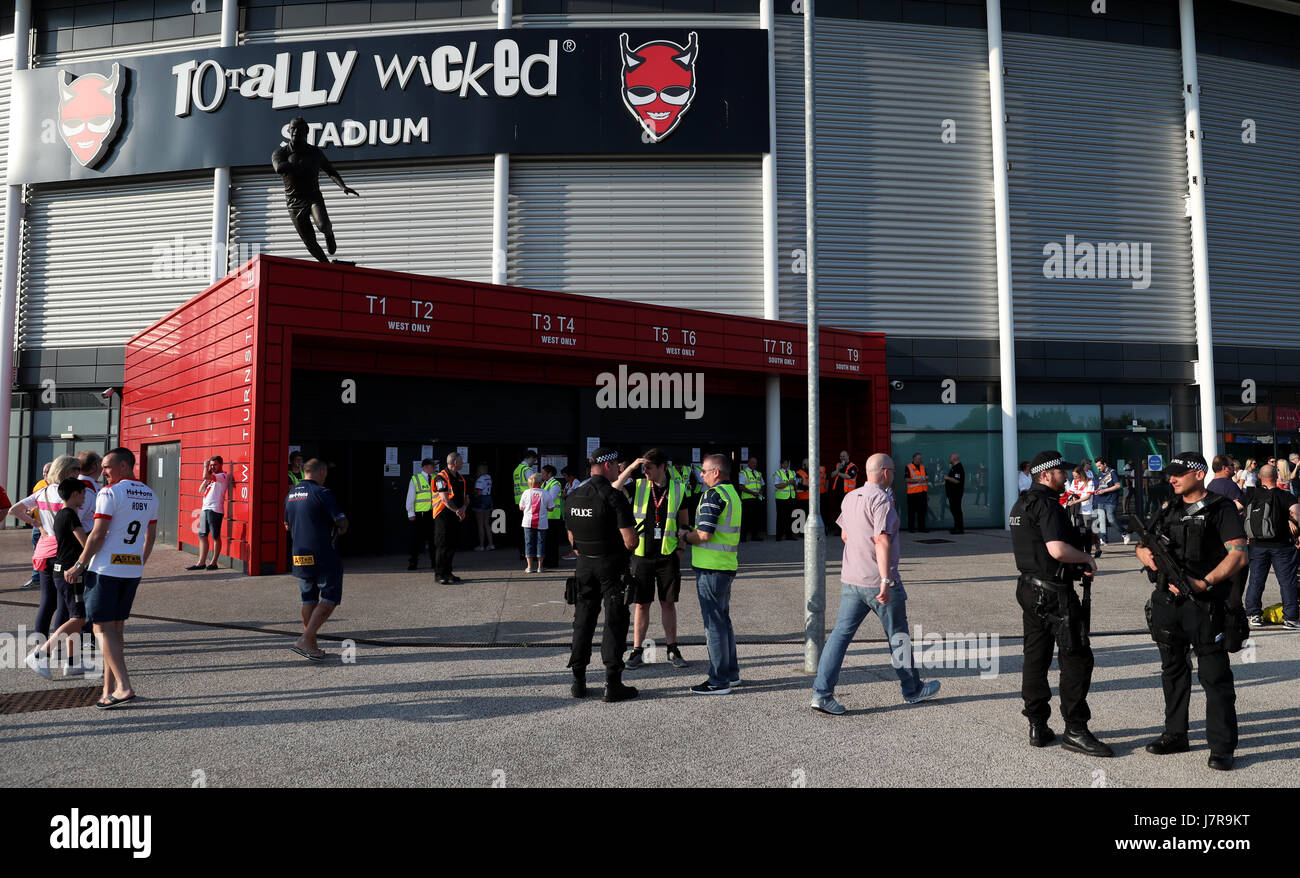 La policía armada en patrullar fuera del estadio totalmente malvados, St Helens. Foto de stock