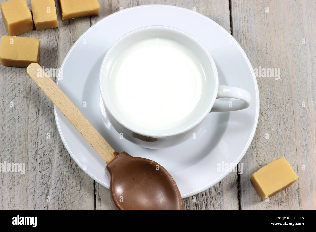 La leche que se están preparando para un chocolate caliente con sabor a caramelo Foto de stock