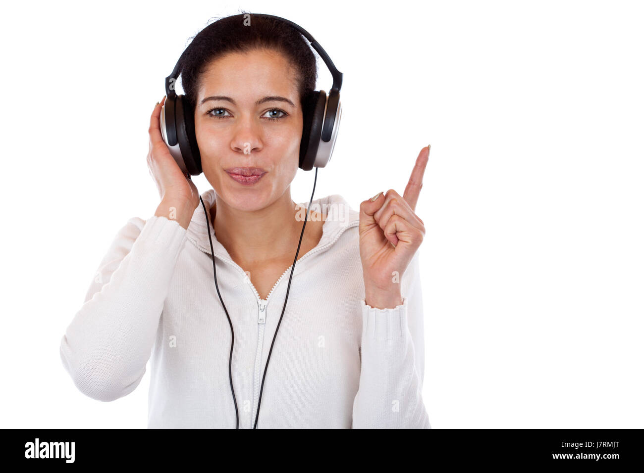 Mujer con auriculares para escuchar música mp3 y apuntando con el dedo en  el aire Fotografía de stock - Alamy