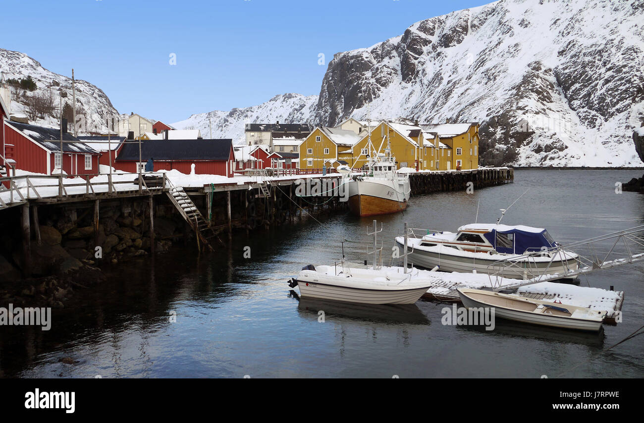 Invierno invierno montañas barcos pesqueros de Noruega Noruega Harbour Bridge barcos costa Foto de stock