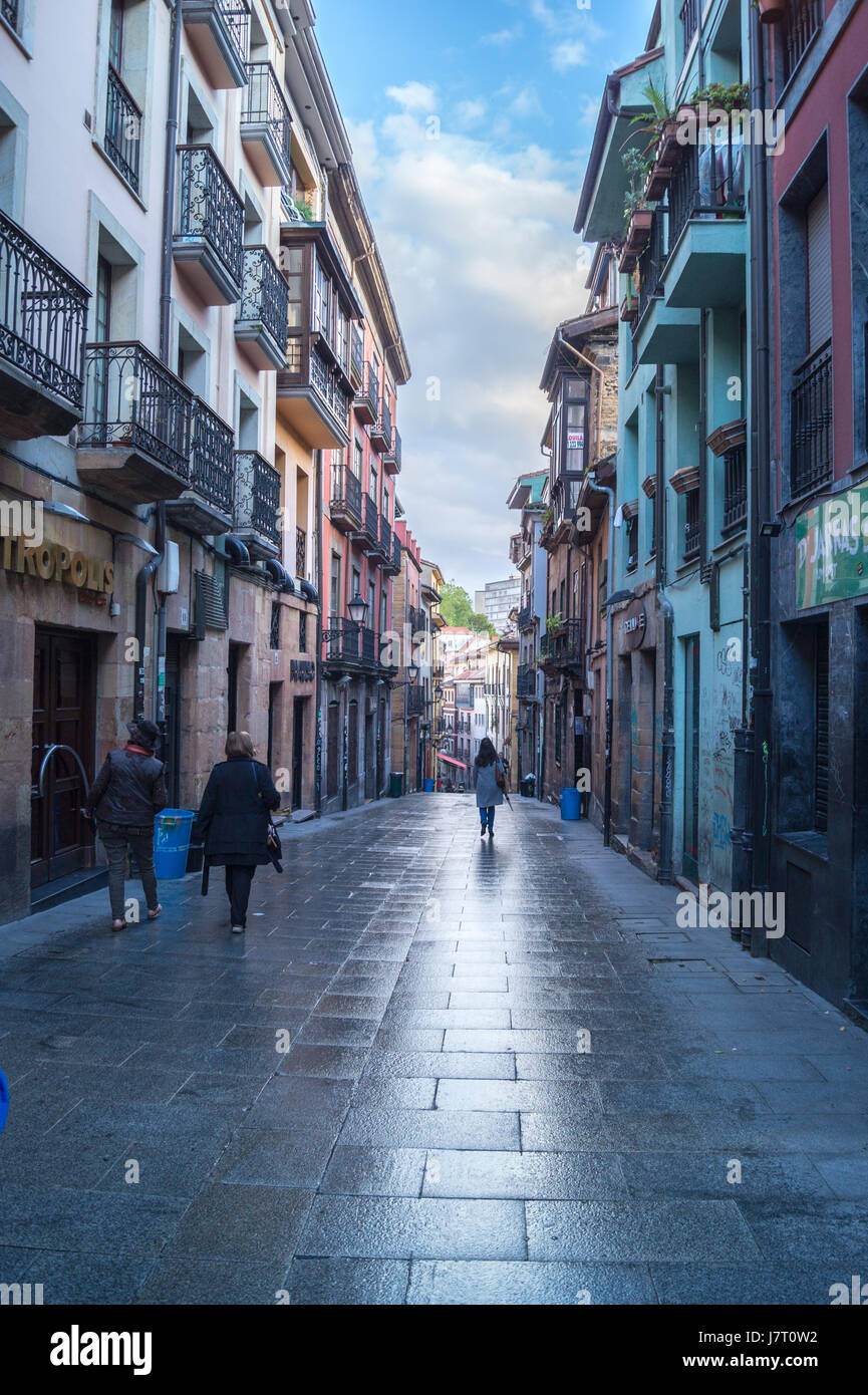 Una mujer joven con sombrilla caminar lejos de la cámara, la Calle San José,  en la localidad medieval, Oviedo, Asturias, España Fotografía de stock -  Alamy