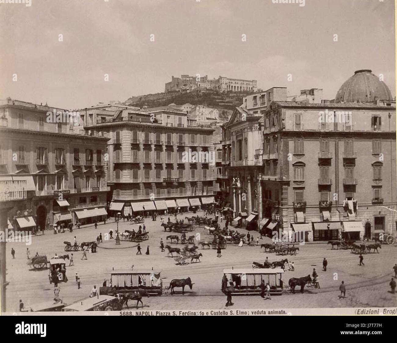Brogi, Giacomo (1822 1881), n. 5688 Napoli Piazza S. Ferdinando e Castello S. Elmo veduta animata Foto de stock