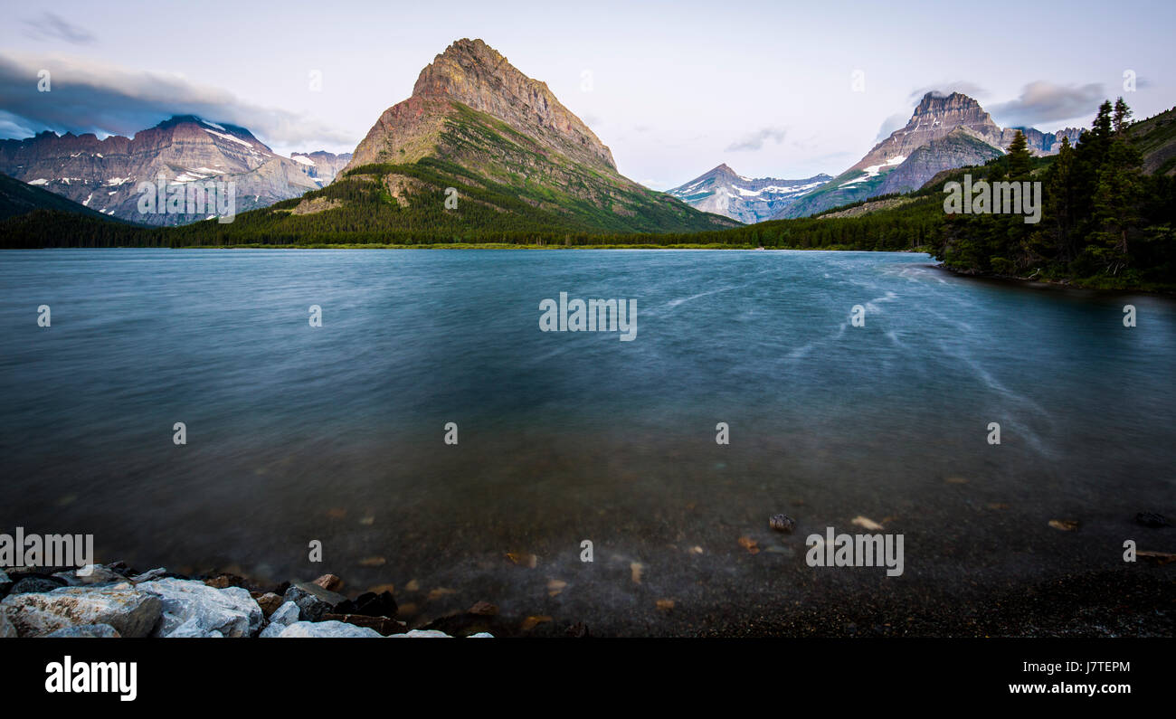 Many Glacier Glacier National Park paisajes de montaña Sunrise lago Swiftcurrent Grinnell Point Foto de stock