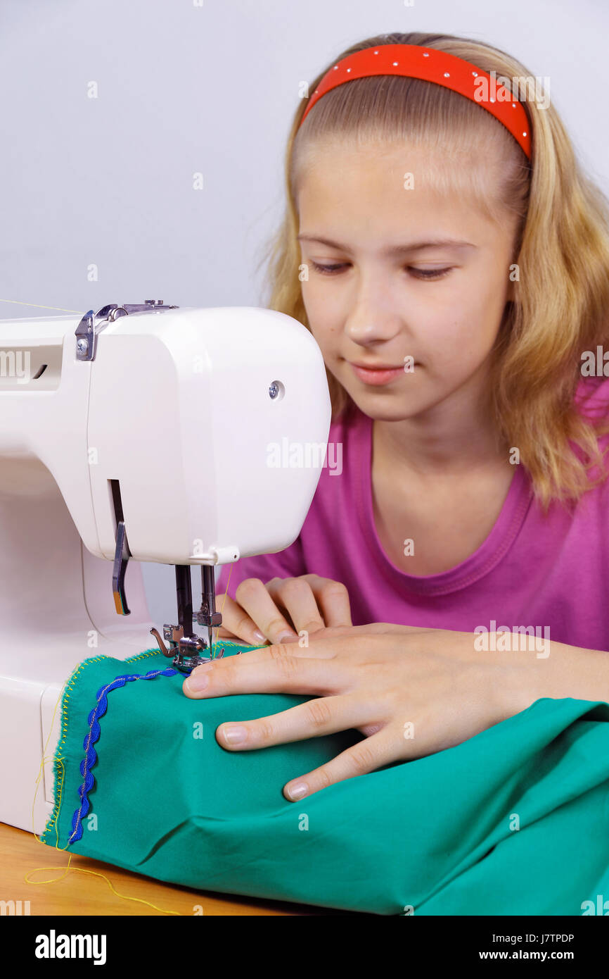 Oferta de trabajo Además vestir Chica aprende a coser en una máquina de coser eléctrica Fotografía de stock - Alamy Oferta de trabajo Además vestir Chica aprende a coser en una máquina de coser eléctrica Fotografía de stock - Alamy
