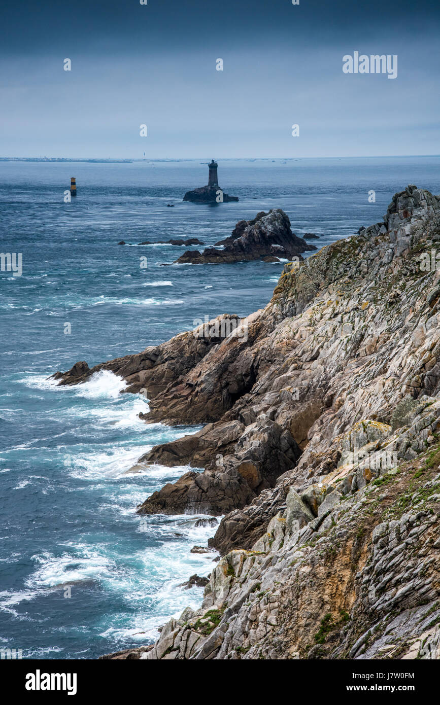 Pointe du Raz cape, faros de Bretaña, Francia Foto de stock