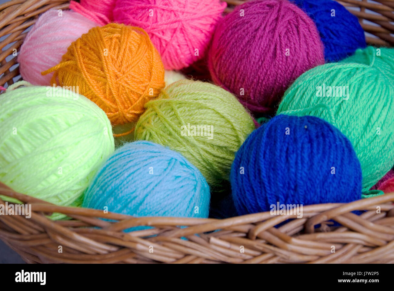 Hermoso colorido de colores múltiples ricamente coloreado cesta de lana tejida hobby Foto de stock