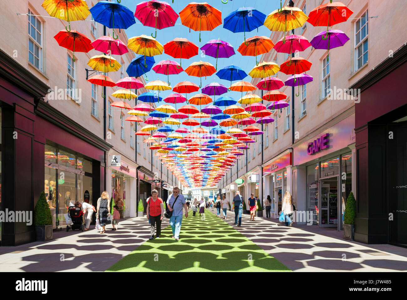 Bath, Somerset, Reino Unido. Coloridas sombrillas suspendido por encima de la calle como parte de un festival de arte. Foto de stock