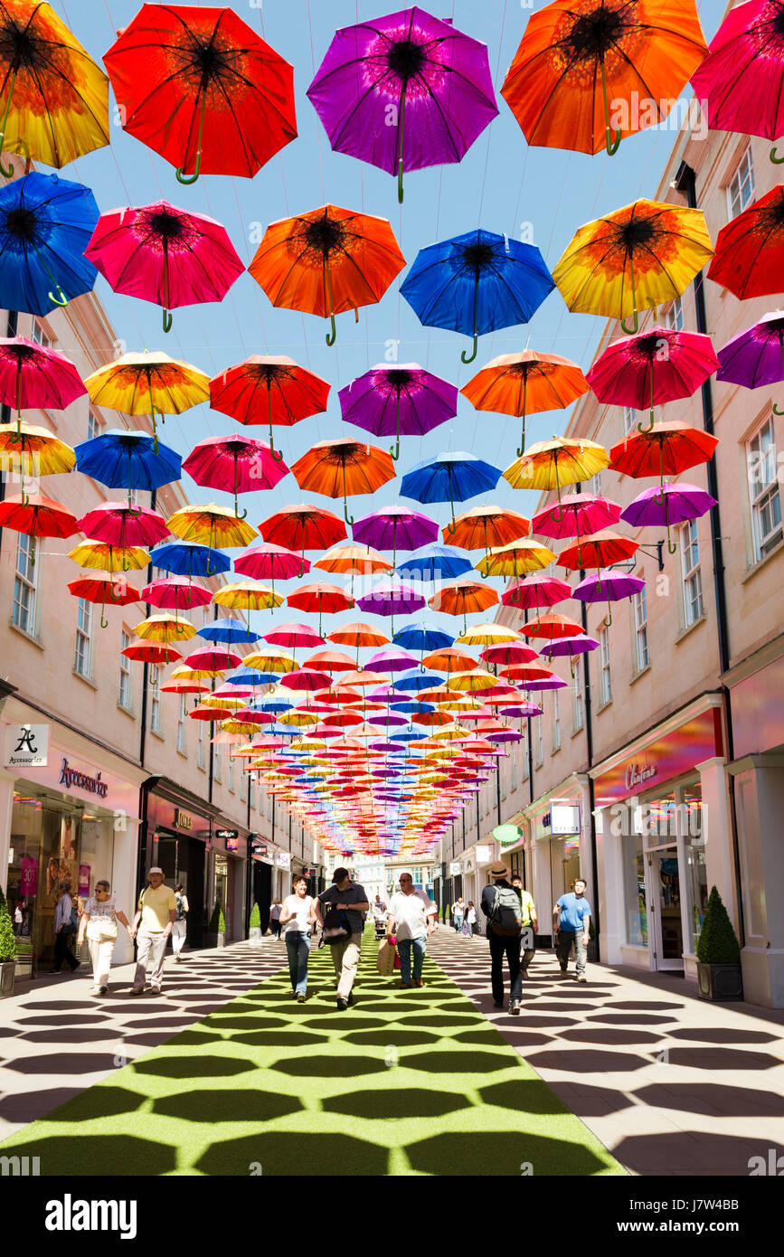 Bath, Somerset, Reino Unido. Coloridas sombrillas suspendido por encima de la calle como parte de un festival de arte. Foto de stock