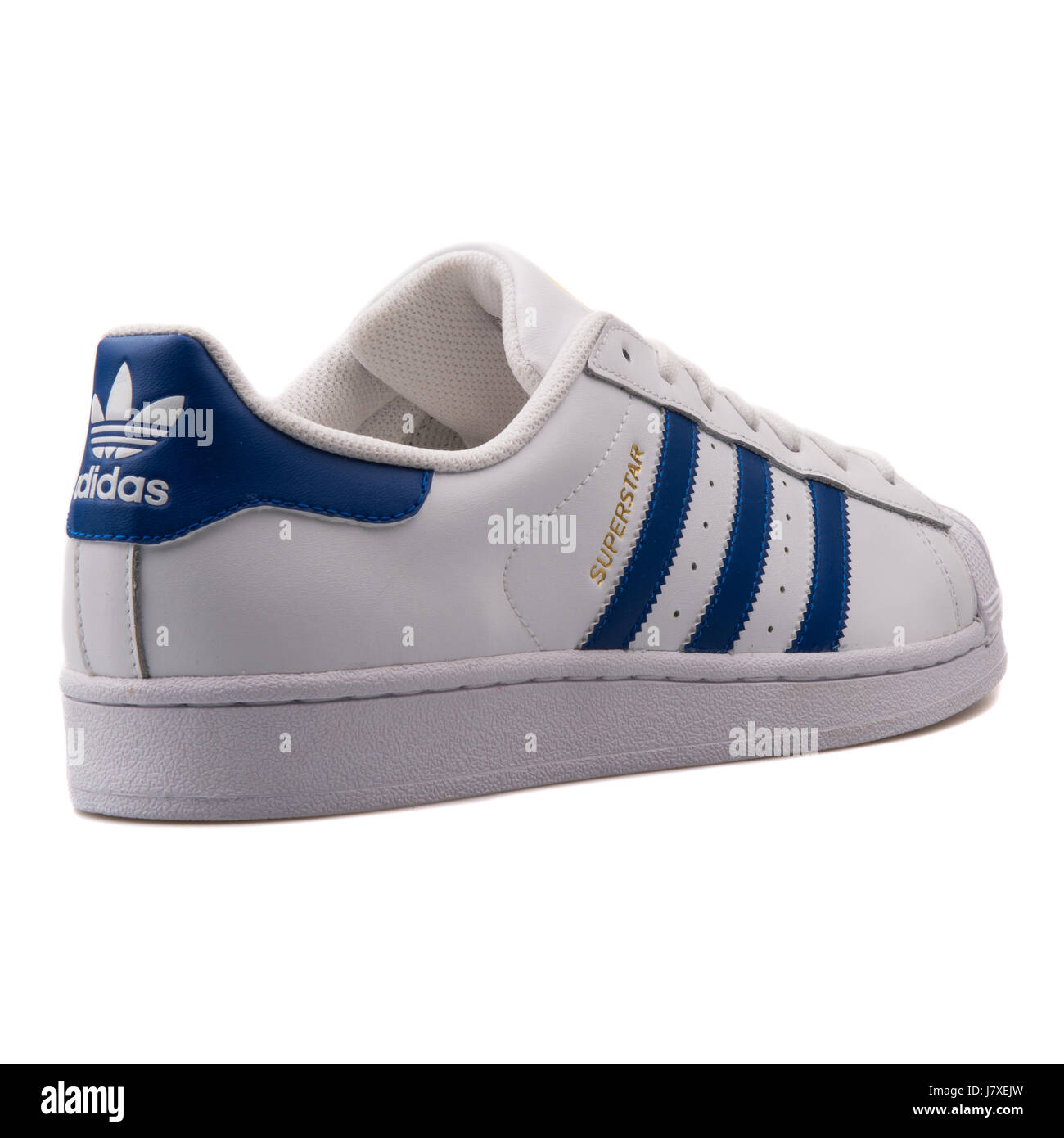 Adidas Superstar Foundation Hombre de cuero blanco con azul Sneakers -  B27141 Fotografía de stock - Alamy