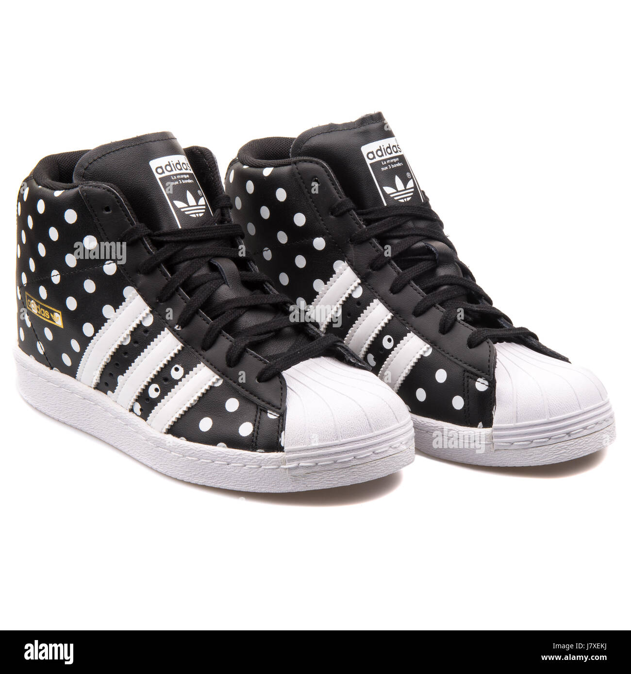 Adidas Superstar Sneakers negro con lunares blancos - S81377 Fotografía de stock -