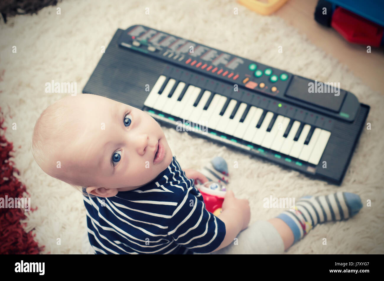 Bebé Que Juega El Piano En Su Casa Fotos, retratos, imágenes y fotografía  de archivo libres de derecho. Image 63304106